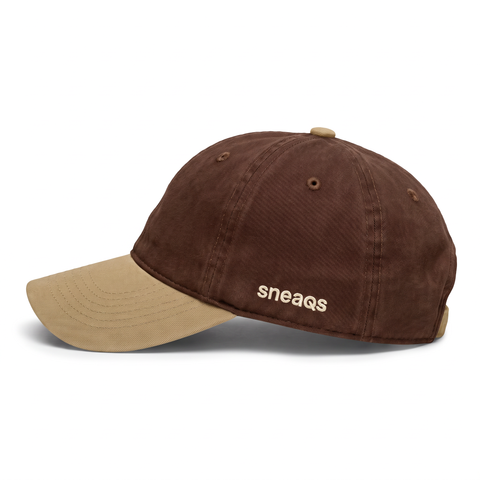 SNEAQS overthinking cap bruin beige, zijkant met sneaqs-borduursel